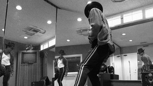 Dalam trailer, terlihat Jaafar Jackson yang lihai meniru setiap detail pergerakan Michael Jackson, termasuk tarian legendaris seperti moonwalk dan koreografi Thriller. Foto: Dok.Lionsgate