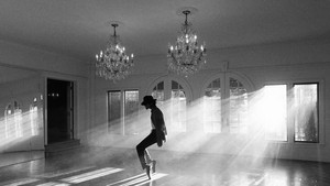 Dalam salah satu adegan, dia tampak berada di studio rekaman bersama produser ikonik Quincy Jones, diperankan oleh Kendrick Sampson. Foto: Dok.Lionsgate