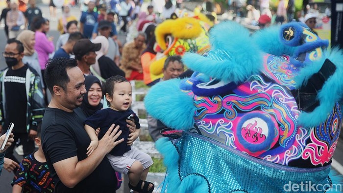 Para seniman gambang kromong dan pemain barongsai bergantian menghibur warga yang melintas saat Hari Bebas Kendaraan Bermotor (HBKB) di kawasan Dukuh Atas, Jakarta, Minggu (9/10/2025). Pemerintah Provinsi (Pemprov) DKI Jakarta melalui Dinas Kebudayaan secara rutin menghadirkan pertunjukan seni dan budaya di Hari Bebas Kendaraan Bermotor (HBKB) atau Car Free Day (CFD). Program ini dirancang untuk menghidupkan ruang-ruang publik dengan penampilan seni tradisi yang merakyat dan interaktif. Program tersebut berlangsung secara rutin dan bergiliran menampilkan berbagai sanggar seni dari seluruh wilayah DKI Jakarta.
