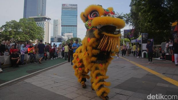 Para seniman gambang kromong dan pemain barongsai bergantian menghibur warga yang melintas saat Hari Bebas Kendaraan Bermotor (HBKB) di kawasan Dukuh Atas, Jakarta, Minggu (9/10/2025). Pemerintah Provinsi (Pemprov) DKI Jakarta melalui Dinas Kebudayaan secara rutin menghadirkan pertunjukan seni dan budaya di Hari Bebas Kendaraan Bermotor (HBKB) atau Car Free Day (CFD). Program ini dirancang untuk menghidupkan ruang-ruang publik dengan penampilan seni tradisi yang merakyat dan interaktif. Program tersebut berlangsung secara rutin dan bergiliran menampilkan berbagai sanggar seni dari seluruh wilayah DKI Jakarta.