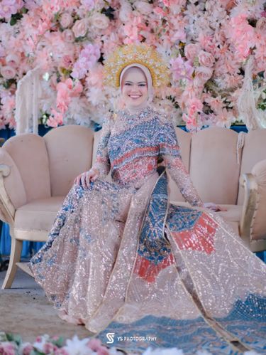 Gaun Pernikahan Garut Wanita di Garut, Jawa Barat, ini memperlihatkan gaun pernikahan buatan ayah tercinta. Postingan tersebut langsung viral di media sosial.