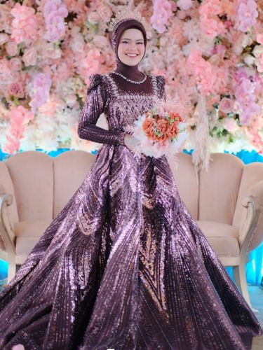 Gaun Pernikahan Garut Wanita di Garut, Jawa Barat, ini memperlihatkan gaun pernikahan buatan ayah tercinta. Postingan tersebut langsung viral di media sosial.