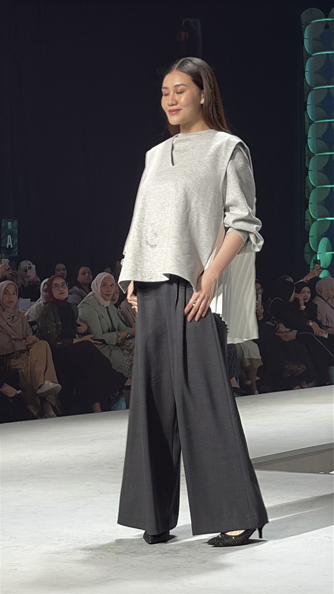 Aaliyah Massaid memancarkan aura effortless chic. Ia melengkapi penampilannya dengan sepasang heels hitam berujung runcing yang elegan, menjadikannya inspirasi gaya modest untuk kaum muda. Foto: Dok. Jakarta Muslim Fashion Week (JMFW) 2026.