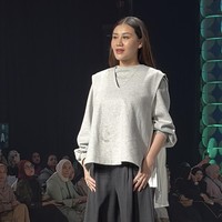 Potret Aaliyah Masaid Jadi Model Catwalk Jakarta Muslim Fashion Week