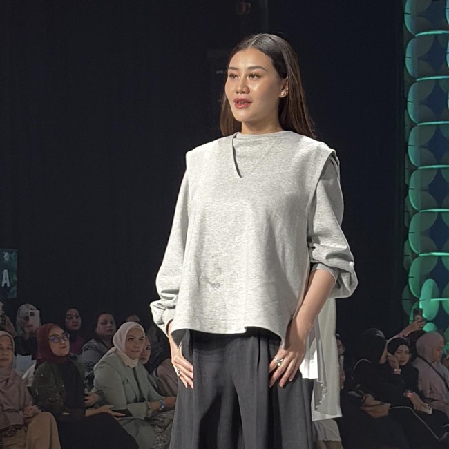 Potret Aaliyah Masaid Jadi Model Catwalk Jakarta Muslim Fashion Week