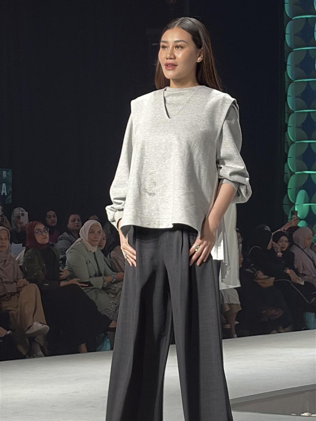 Potret Aaliyah Masaid Jadi Model Catwalk Jakarta Muslim Fashion Week