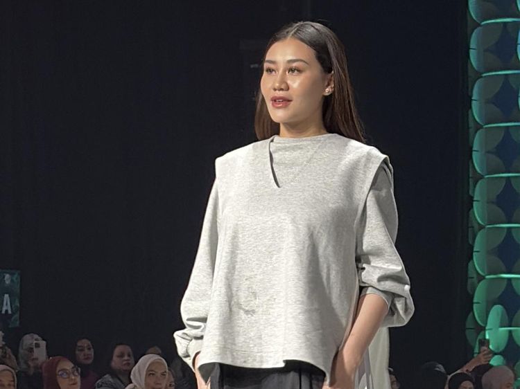 Potret Aaliyah Masaid Jadi Model Catwalk Jakarta Muslim Fashion Week