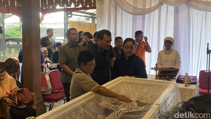 Gubernur Ahmad Luthfi takziah ke rumah duka Djoko Riyanto suami Walkot Agustina Wilujeng, Minggu (9/11/2025).