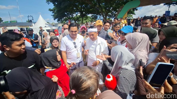 Gubernur Jabar Dedi Mulyadi disambut emak-emak saat tiba di lokasi West Java Festival 2025.