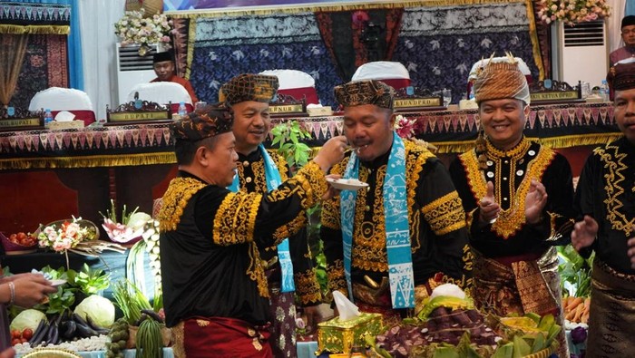 Al Haris menyuapkan Buapti Kerinci Monadi di HUT ke-67 Kabupaten Kerinci.