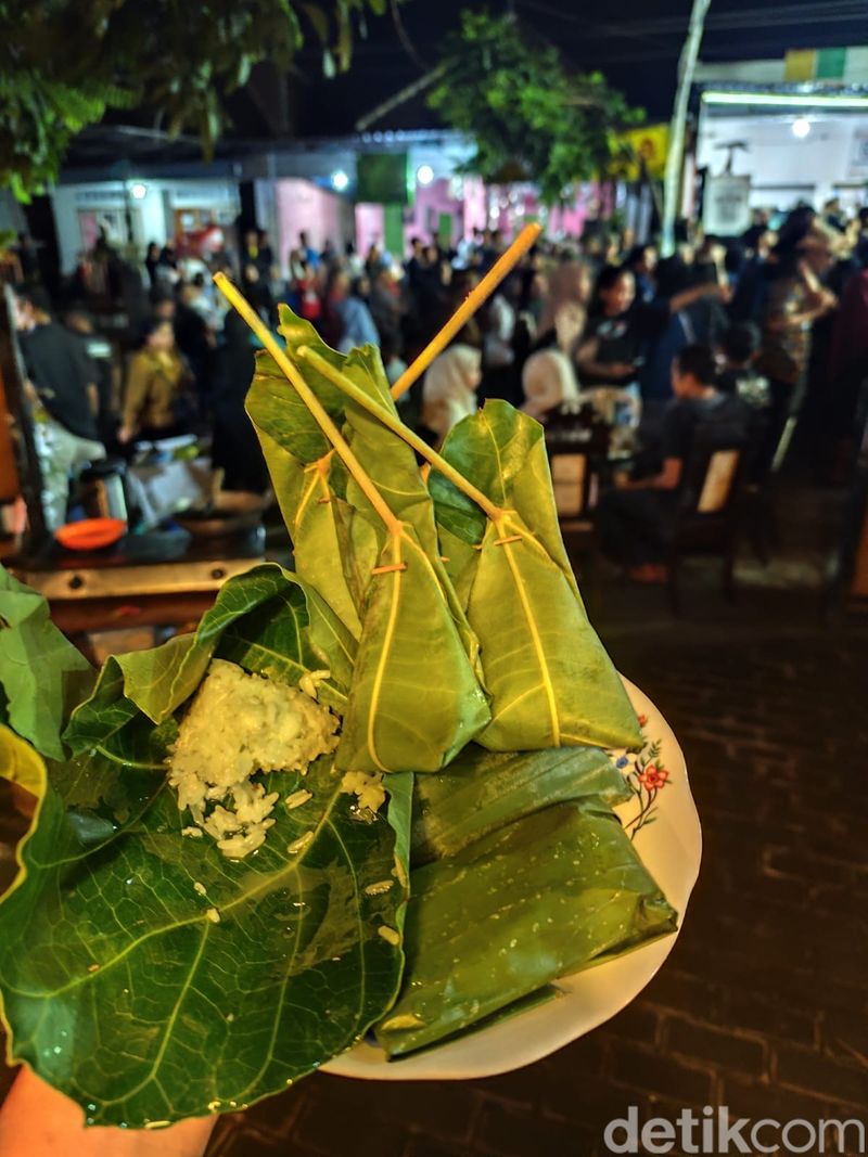 Jajanan khas kemiren tape ketan kemiri. Tape ketan yang dibungkus menggunakan daun kemiri. Jajanan khas kemiren tape ketan kemiri. Tape ketan yang dibungkus menggunakan daun kemiri.