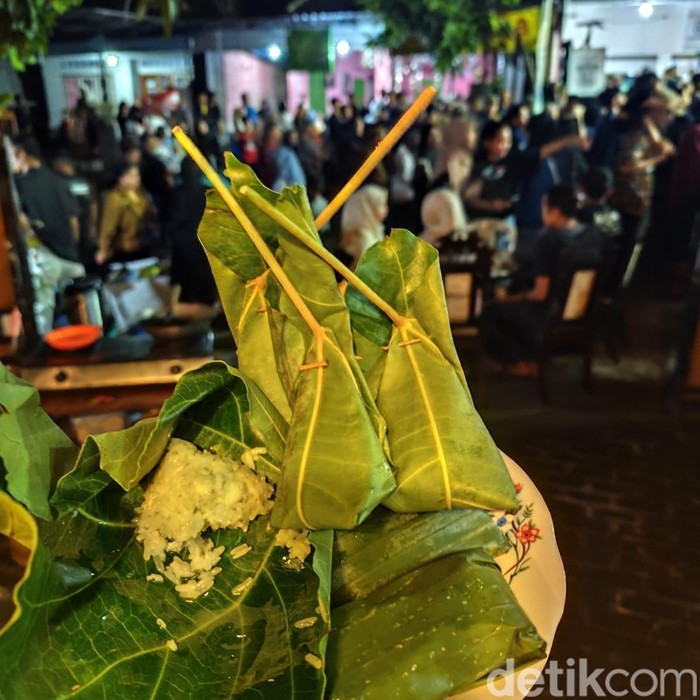Jajanan khas kemiren tape ketan kemiri. Tape ketan yang dibungkus menggunakan daun kemiri.