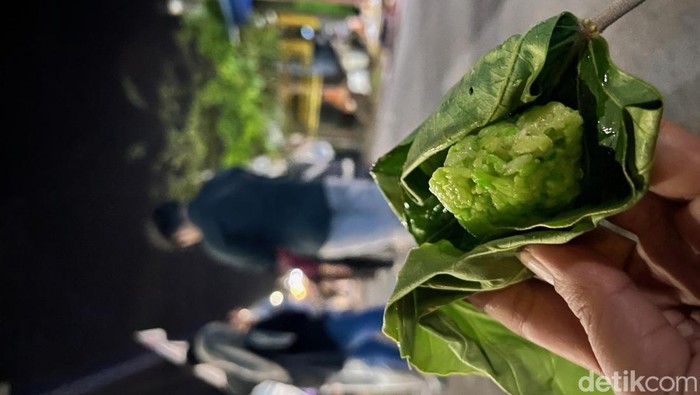 Jajanan khas kemiren tape ketan kemiri. Tape ketan yang dibungkus menggunakan daun kemiri.