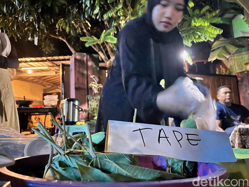 Jajanan khas kemiren tape ketan kemiri. Tape ketan yang dibungkus menggunakan daun kemiri. Jajanan khas kemiren tape ketan kemiri. Tape ketan yang dibungkus menggunakan daun kemiri.