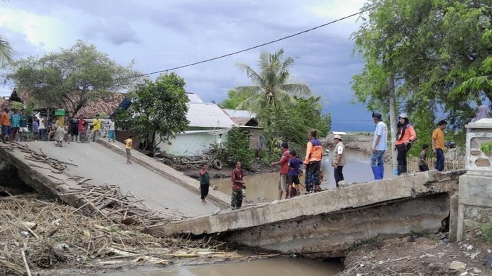 Jembatan Jala di Desa Nggembe, Kecamatan Bolo, Kabupaten Bima, NTB, roboh pada Minggu, (9/11/2025) siang. (Dok. BPBD Bima)