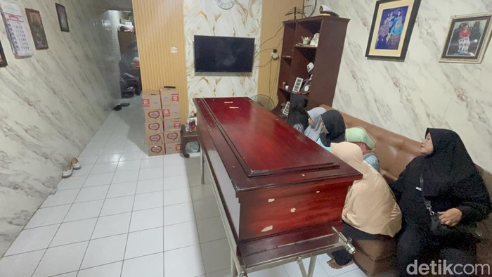 Jenazah Reno Syahputra Dewo setiba di rumah duka Kampung Malang, Surabaya