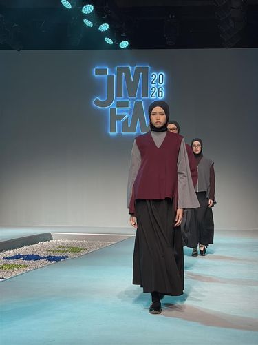 JMFW 2026 Koleksi Saba Modest x IKYK, Ria Miranda dan Itsari di panggung Jakarta Muslim Fashion Week (JMFW) 2026 mulai dari 6-9 November 2025 di Balai Kartini, Jakarta Selatan.