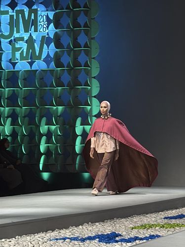 JMFW 2026 Koleksi Saba Modest x IKYK, Ria Miranda dan Itsari di panggung Jakarta Muslim Fashion Week (JMFW) 2026 mulai dari 6-9 November 2025 di Balai Kartini, Jakarta Selatan.