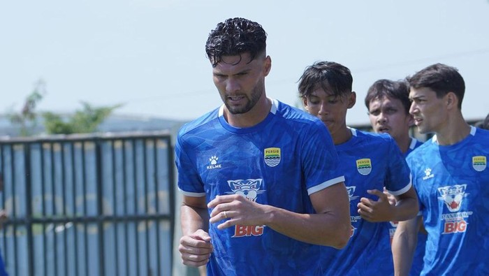 Julio Cesar Menolak Jemawa