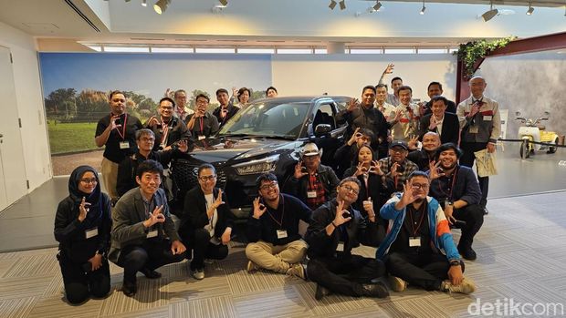 Jurnalis Indonesia mengunjungi markas Daihatsu Motor Corporation dan membedah teknologi Daihatsu Rocky Hybrid langsung bersama insinyurnya. Jurnalis Indonesia mengunjungi markas Daihatsu Motor Corporation dan membedah teknologi Daihatsu Rocky Hybrid langsung bersama insinyurnya.