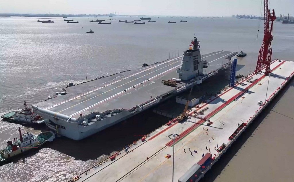 Kapal induk ketiga Tiongkok, Fujian, sedang melakukan uji coba laut di lokasi yang tidak diketahui. Kapal induk ketiga Tiongkok mulai beroperasi setelah upacara serah terima kepada Angkatan Laut pekan ini, (7/11/2025). (AFP/HANDOUT)