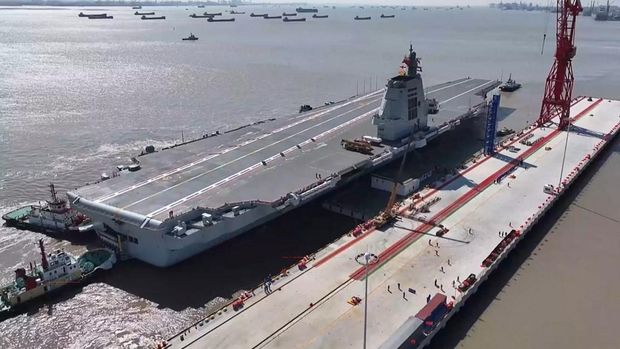 Kapal induk ketiga Tiongkok, Fujian, sedang melakukan uji coba laut di lokasi yang tidak diketahui. Kapal induk ketiga Tiongkok mulai beroperasi setelah upacara serah terima kepada Angkatan Laut pekan ini, (7/11/2025). (AFP/HANDOUT)