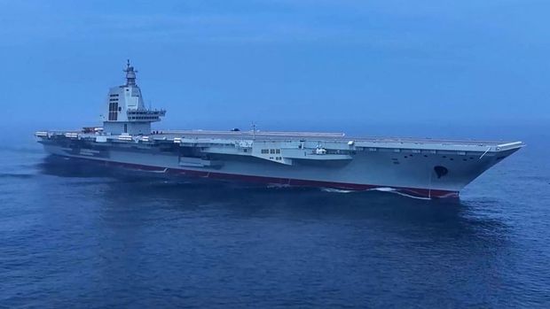 Kapal induk ketiga Tiongkok, Fujian, sedang melakukan uji coba laut di lokasi yang tidak diketahui. Kapal induk ketiga Tiongkok mulai beroperasi setelah upacara serah terima kepada Angkatan Laut pekan ini, (7/11/2025). (AFP/HANDOUT)