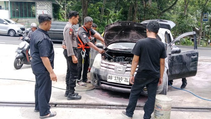 Kondisi mobil yang terbakar di SPBU Patuk, Gunungkidul. Minggu (9/11/2025).