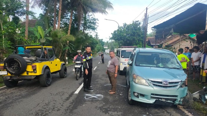 Situasi TKP kecelakaan sepeda motor Yamaha Aerox dan mobil Daihatsu Xenia di Jalan Raya Borobudur-Salaman, Kembanglimus, Borobudur, Kabupaten Magelang, Minggu (9/11/2025).