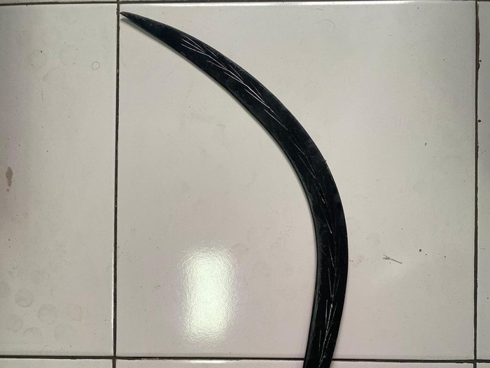 Penampakan celurit yang dibawa kedua pelaku pemerasan terhadap tiga remaja di Kecamatan Purwokerto Selatan, Kabupaten Banyumas. Foto diunggah Minggu (9/11/2025).