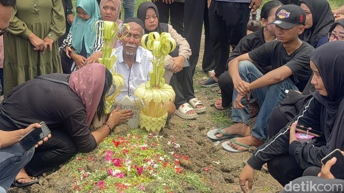 Keluarga saat menghadiri pemakaman Reno di TPU Putat Gede Surabaya.