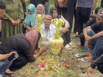 Air Mata Ibu Antarkan Reno Korban Kwitang ke Peristirahatan Terakhir