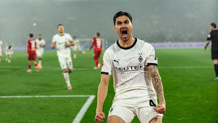 MOENCHENGLADBACH, GERMANY - NOVEMBER 08: Kevin Diks of Borussia Moenchengladbach celebrates his goal during the Bundesliga match between Borussia Moenchengladbach and 1. FC Köln at Borussia-Park on November 08, 2025 in Moenchengladbach, Germany. (Photo by Christian Verheyen/Borussia Moenchengladbach via Getty Images)
