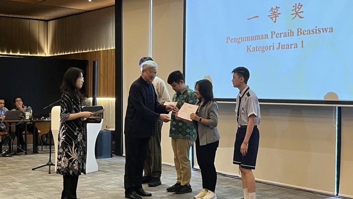 Konjen Tiongkok di Denpasar, Zhang Zhiseng, menyerahkan beasiswa kepada siswa dan guru di Tsinghua Asean Center, KEK Kura-Kura Bali, Denpasar, Minggu (9/11/2025). (Foto: Rizky Setyo/detikBali)