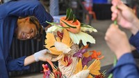 Hasil ukiran buah dan sayuran peserta terpajang indah, menggambarkan keindahan alam laut Sanur yang menjadi tema lomba. ANTARA FOTO/Fikri Yusuf