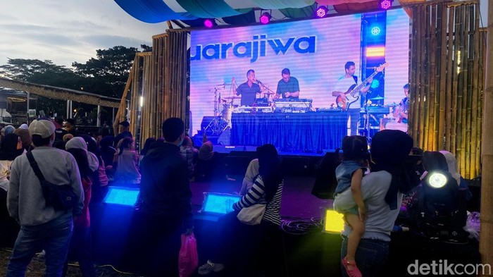 Layar lebar diluar venue utama WJF 2025 dimanfaatkan pengunjung yang bawa anak untuk nonton konser.