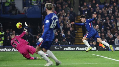 LONDON, ENGLAND - NOVEMBER 08: Pedro Neto of Chelsea scores his teams third goal past Sam Johnstone of Wolverhampton Wanderers during the Premier League match between Chelsea and Wolverhampton Wanderers at Stamford Bridge on November 08, 2025 in London, England. (Photo by Chris Lee - Chelsea FC/Chelsea FC via Getty Images)
