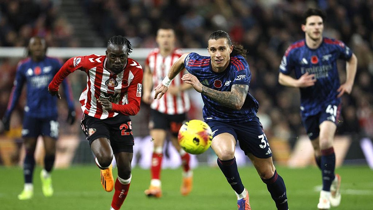 Aksi Riccardo Calafiori (kanan) saat berusaha berebut bola dengan pemain Sunderland. (Foto: PA Images via Getty Images/Richard Sellers - PA Images)