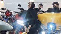 Gina mengatakan Limbad memang suka mengajak anak-anaknya ke lokasi syuting. Gina mengatakan semula teman-temannya gak ada yang tahu dia adalah anak Limbad. Lama-lama ada pertemuan orang tua wali, ayah kan datang, cerita Gina soal Limbad yang suka datang saat orang tua murid diundang ke sekolah. Foto: Instagram @limbadindonesia