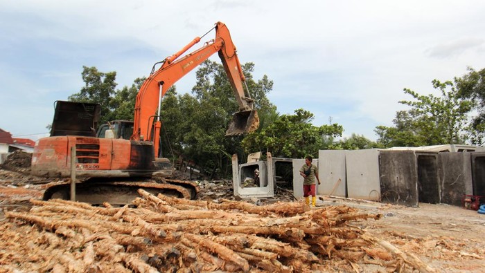 Pekerja menjahit plastik cor hitam untuk proyek pembangunan tanggul sungai di Dumai, Riau, Sabtu (8/11/2025). Proyek pembangunan tanggul Segmen I tersebut didanai oleh APBD Kota Dumai Tahun Anggaran 2025 senilai Rp12 miliar dengan volume panjang 600 meter lebih di bantaran Sungai Dumai untuk penanggulangan banjir dan pasang air laut (rob). ANTARA FOTO/Aswaddy Hamid/nym.