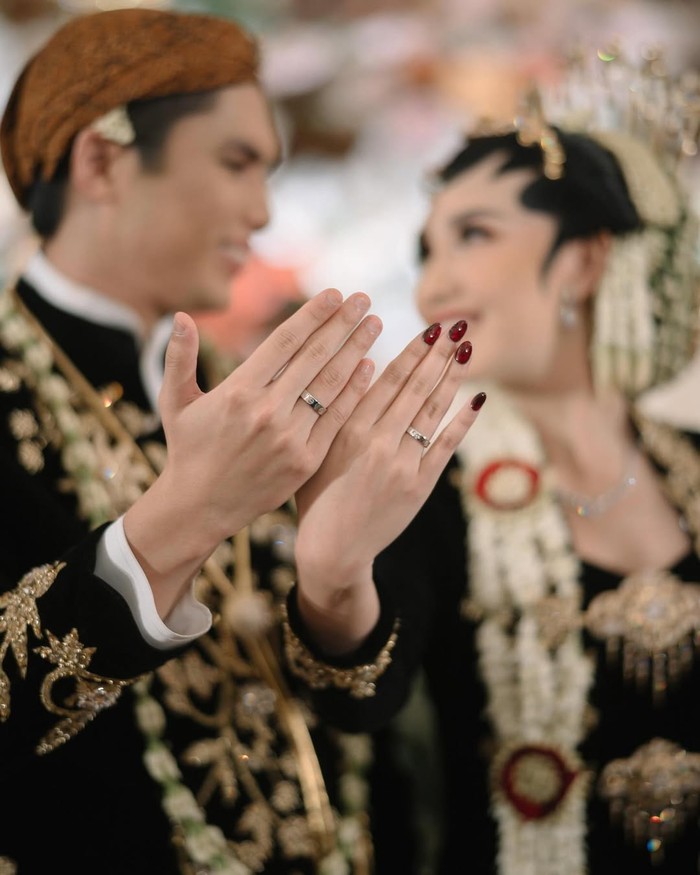 Luna Sahbarina menikah dengan Raden Mas Axel Caesario Efian pada Sabtu (8/11/2025).