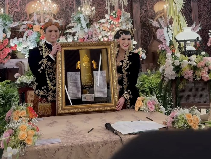 Luna Sahbarina menikah dengan Raden Mas Axel Caesario Efian pada Sabtu (8/11/2025).