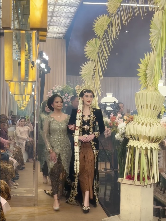 Luna Sahbarina menikah dengan Raden Mas Axel Caesario Efian pada Sabtu (8/11/2025).