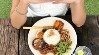 Terakhir ada momen Luna Shabrina saat menikmati nasi campur Bali. Nasi campurnya disajikan dengan kondimen komplet. Foto: Instagram/@lunashabrina