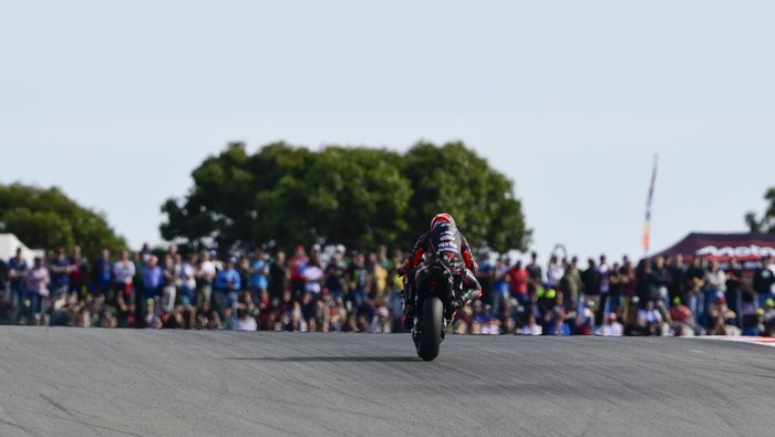 LAGOA, ALGARVE, PORTUGAL - NOVEMBER 09: Marco Bezzecchi of Italy riding the Aprilia Racing bike (72) during the MotoGP of Portugal race at Autodromo do Algarve on November 09, 2025 in Lagoa, Algarve, Portugal. (Photo by Gold & Goose Photography/Getty Images)
