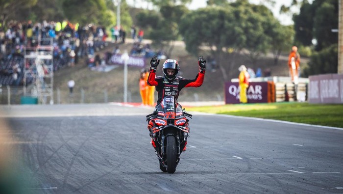 PORTIMAO, PORTUGAL - 2025/11/08: Marco Bezzecchi of Italy and Aprilia Racing celebrates third place in the MotoGP Tissot Sprint race, for the Qatar Airways Grand Prix of Portugal, at the Algarve International Circuit. (Photo by Henrique Casinhas/SOPA Images/LightRocket via Getty Images)