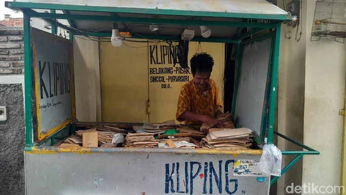 Mbah Harsoyo pembuat kliping di Solo.