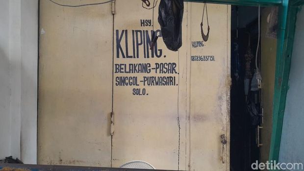 Mbah Harsoyo pembuat kliping di Solo. Foto diunggah Minggu (9/11/2025). Mbah Harsoyo pembuat kliping di Solo.