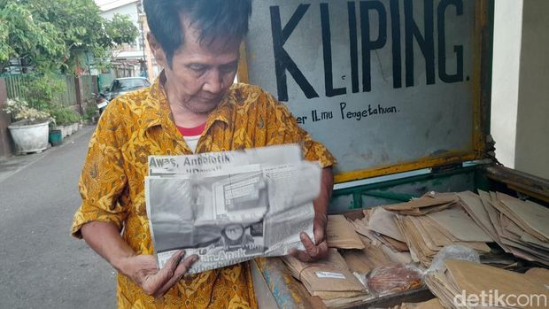 Mbah Harsoyo pembuat kliping di Solo. Foto diunggah Minggu (9/11/2025). Mbah Harsoyo pembuat kliping di Solo.