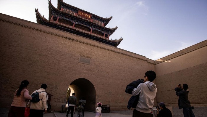 People visit Jiayu Pass, a strategic point along the Great Wall and the ancient 'Silk Road', in Jiayuguan, Gansu province, China, October 29, 2025. REUTERS/Maxim Shemetov
